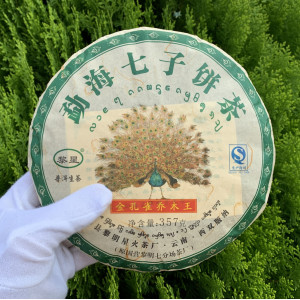 Чай Шен Пуэр Золотой Павлин Блин 2015 год фабрики Чинг Юн 357 г